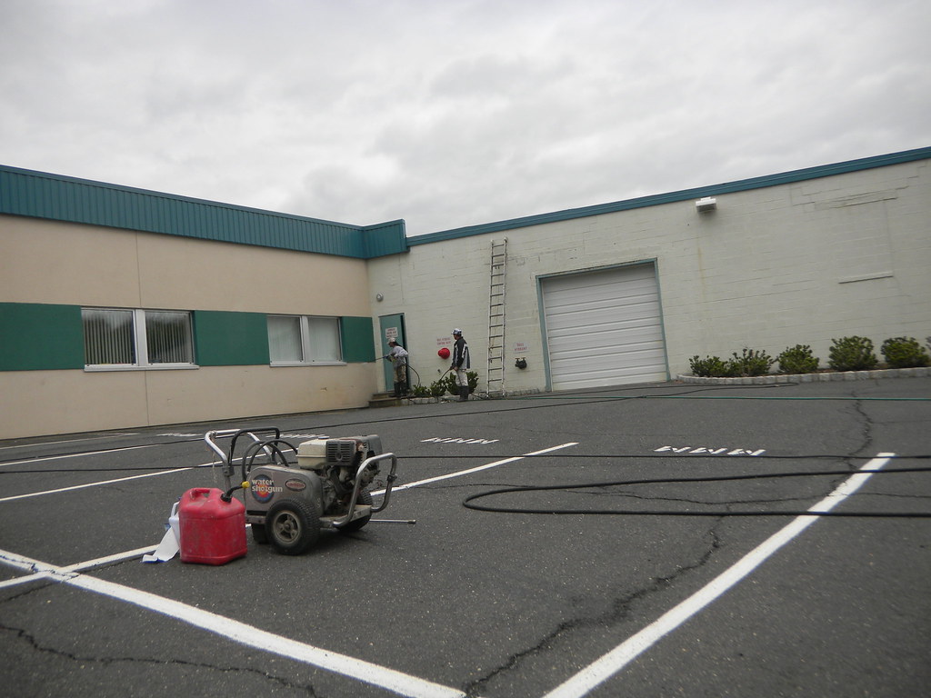 Fence and deck pressure washing and stain removal in Jupiter FL